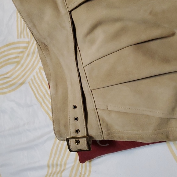 Suede pleated shorts with cuffed  bottom. - Picture 7 of 10